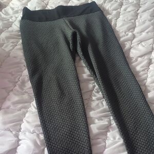 Women's Scrunch-Bottom Black Textured Leggings